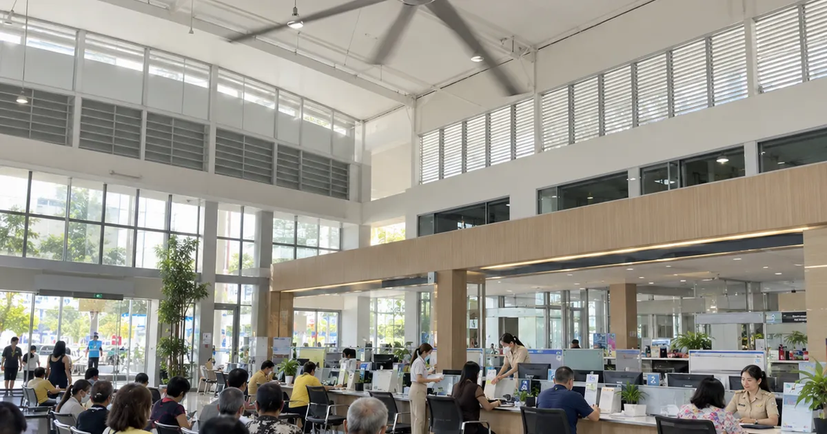 พัดลมยักษ์ HVLS ใต้หลังคาห้องโถงบริการประชาชนของหน่วยงานราชการ