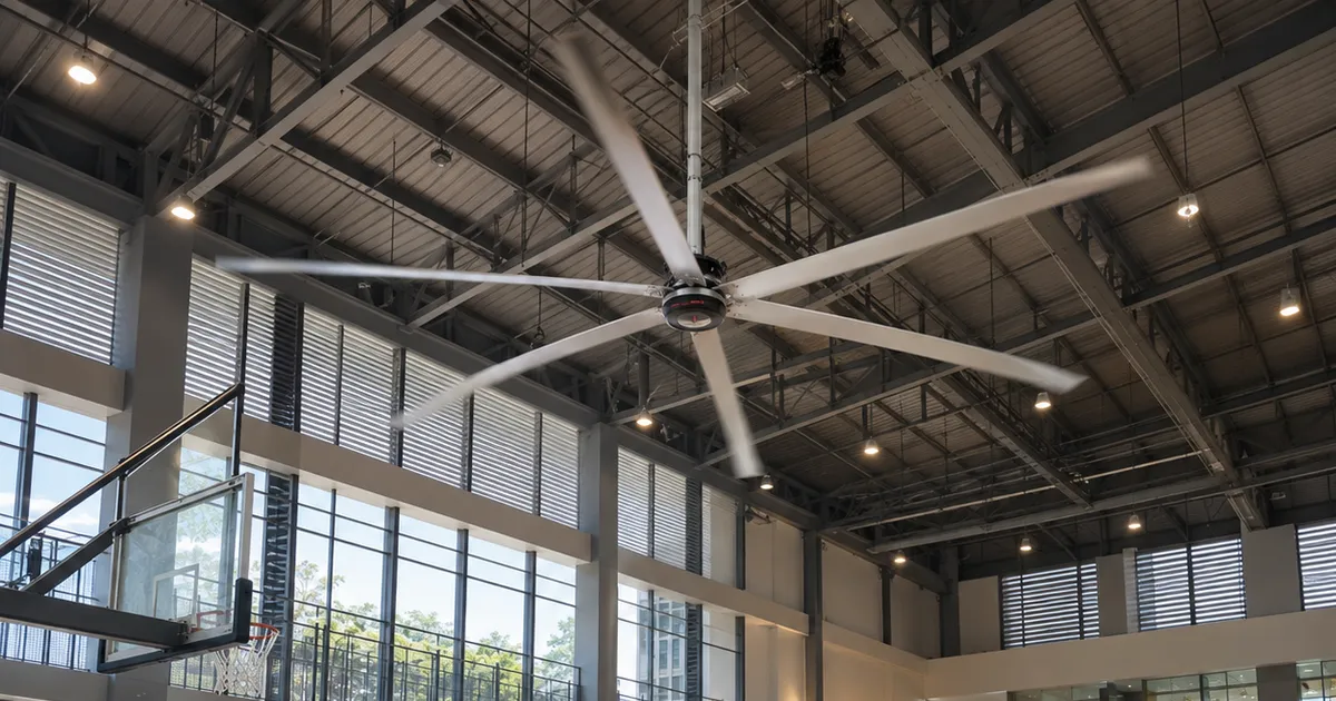 พัดลมยักษ์ HVLS ใต้หลังคาโรงยิมของโรงเรียน