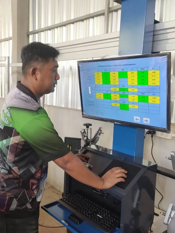 ช่างอ่านค่ามุมตั้งศูนย์บนจอของเครื่องตั้งศูนย์ 3D Mactech