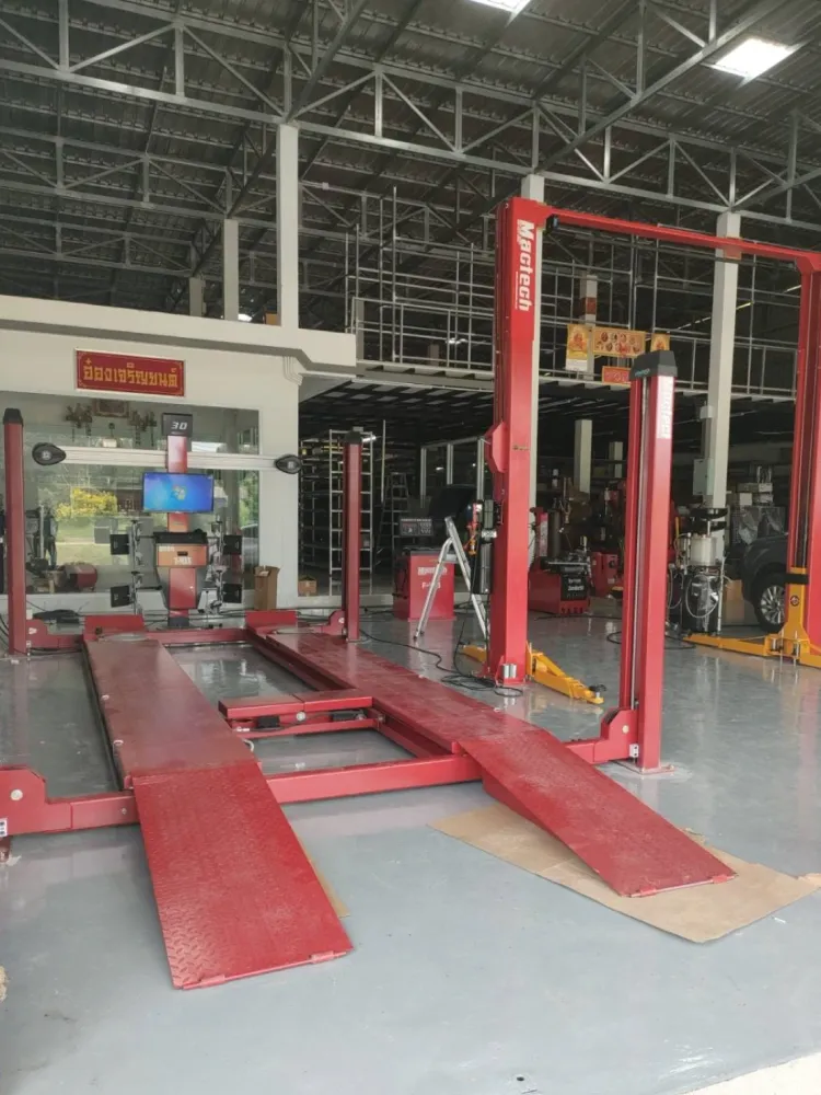ลิฟท์ 4 เสาตั้งศูนย์สีแดงในอาคาร