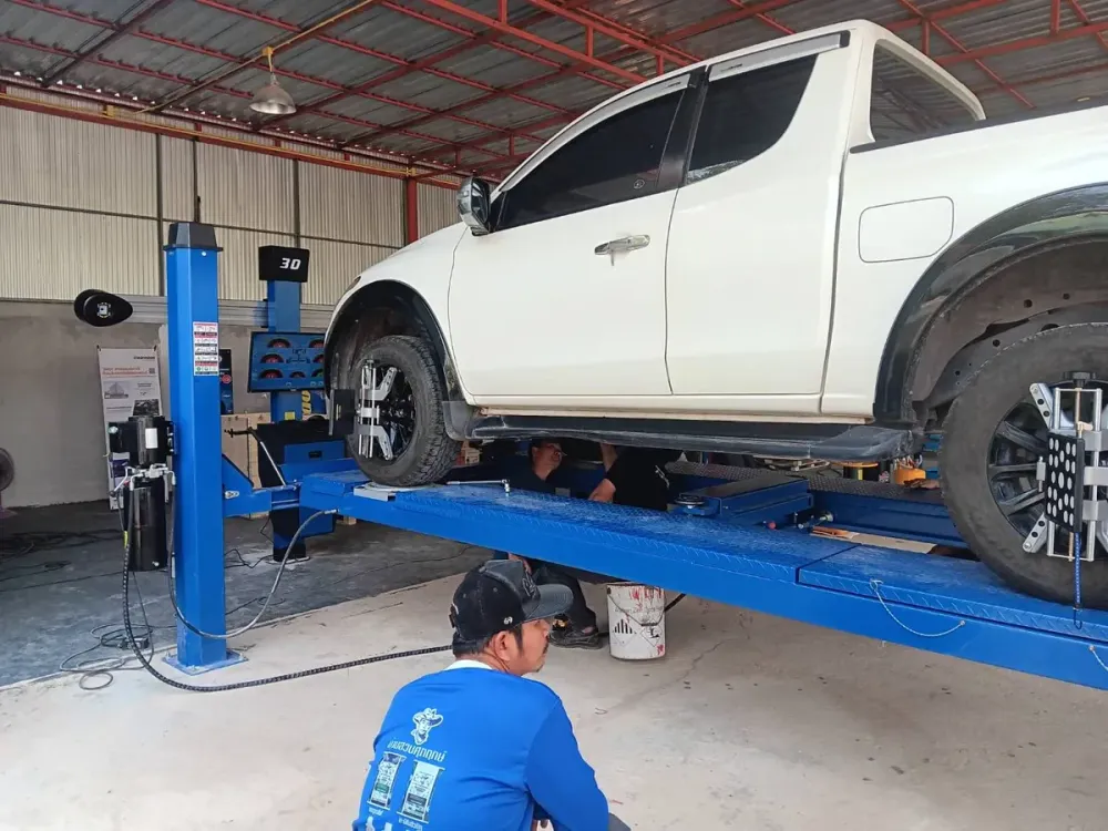 ลิฟท์ 4 เสาตั้งศูนย์ Mactech สีน้ำเงิน ยกรถกระบะพร้อมหัวจับล้อของเครื่องตั้งศูนย์ 3D
