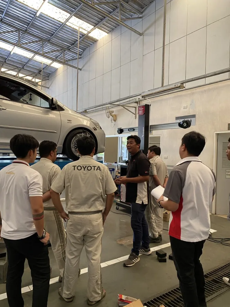 ทีมช่างศูนย์บริการรับการสอนใช้งานเครื่องตั้งศูนย์