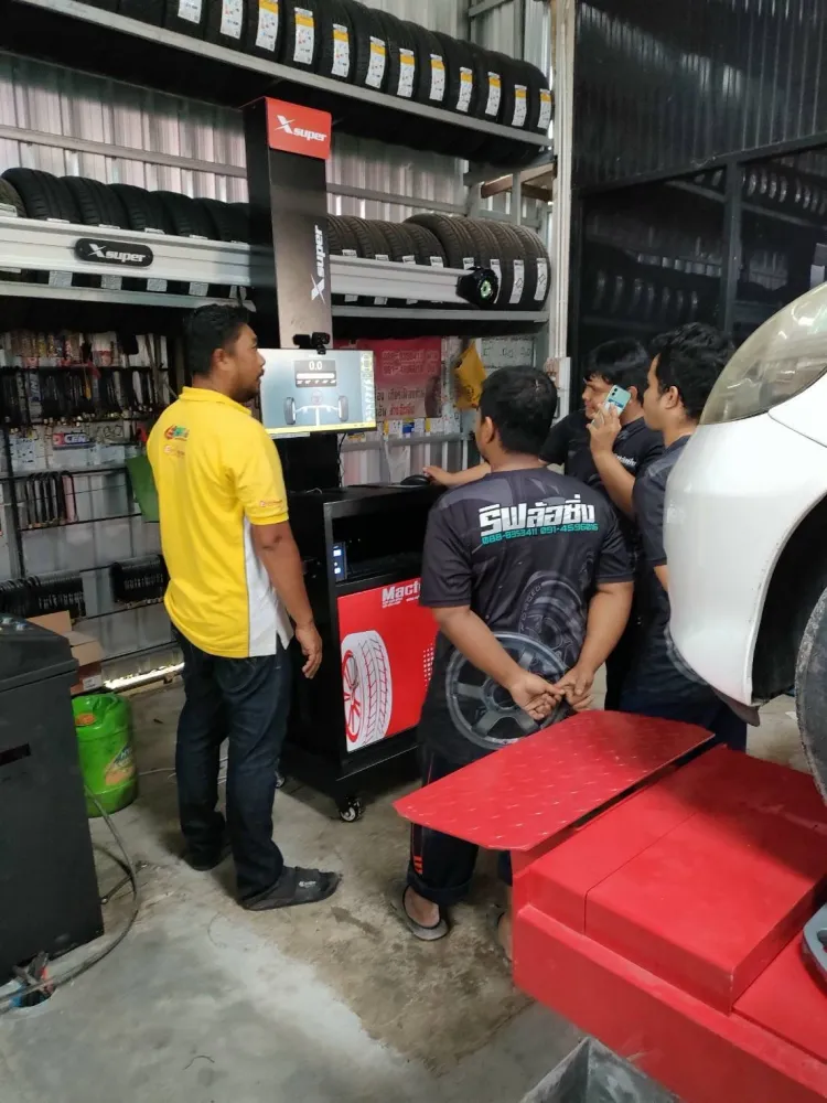 เจ้าหน้าที่อธิบายการใช้งานเครื่องตั้งศูนย์ให้ช่างของร้าน