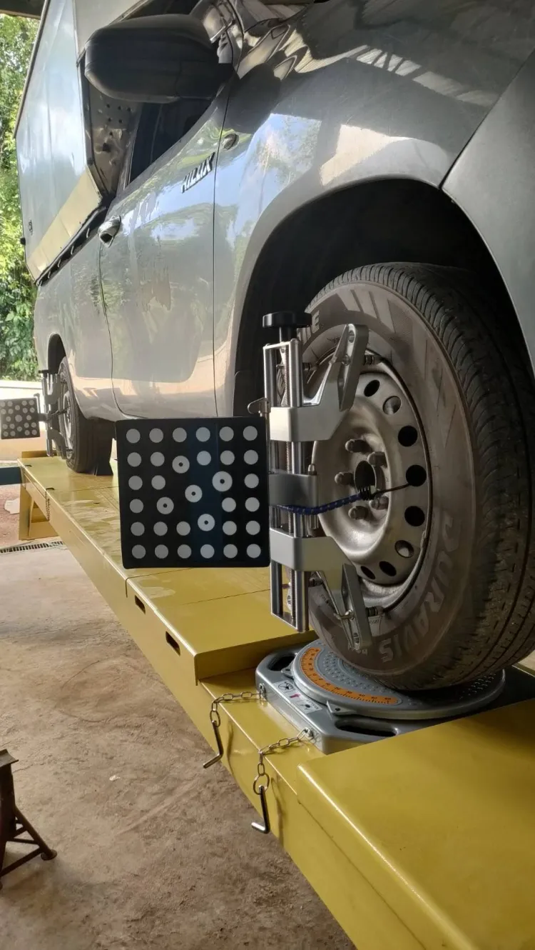 หัวจับล้อพร้อมเป้าวัดติดที่ล้อรถตู้บนลิฟท์