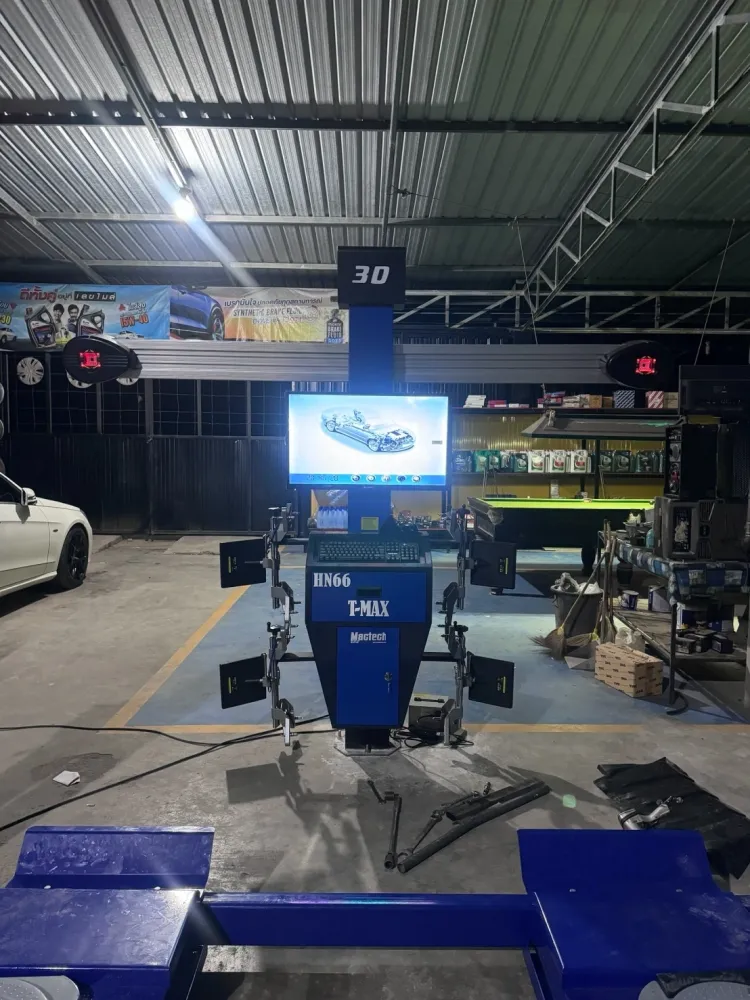 เครื่องตั้งศูนย์ T-MAX เปิดจอในร้านช่วงกลางคืน