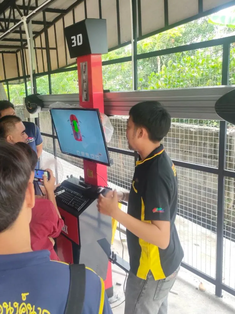 ช่างฝึกอ่านค่ามุมล้อบนจอเครื่องตั้งศูนย์ 3D