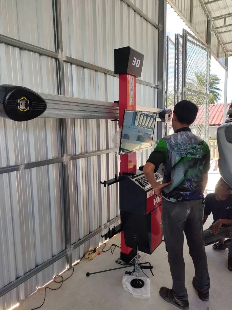 ช่างฝึกใช้งานเครื่องตั้งศูนย์ T-MAX ข้างเสากล้อง 3D