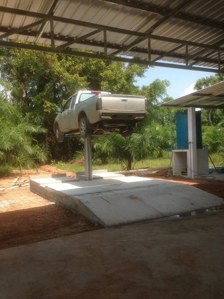 ลานคอนกรีตพร้อมทางลาดสำหรับลิฟท์เสาเดียว ติดตั้งข้างตู้ควบคุม
