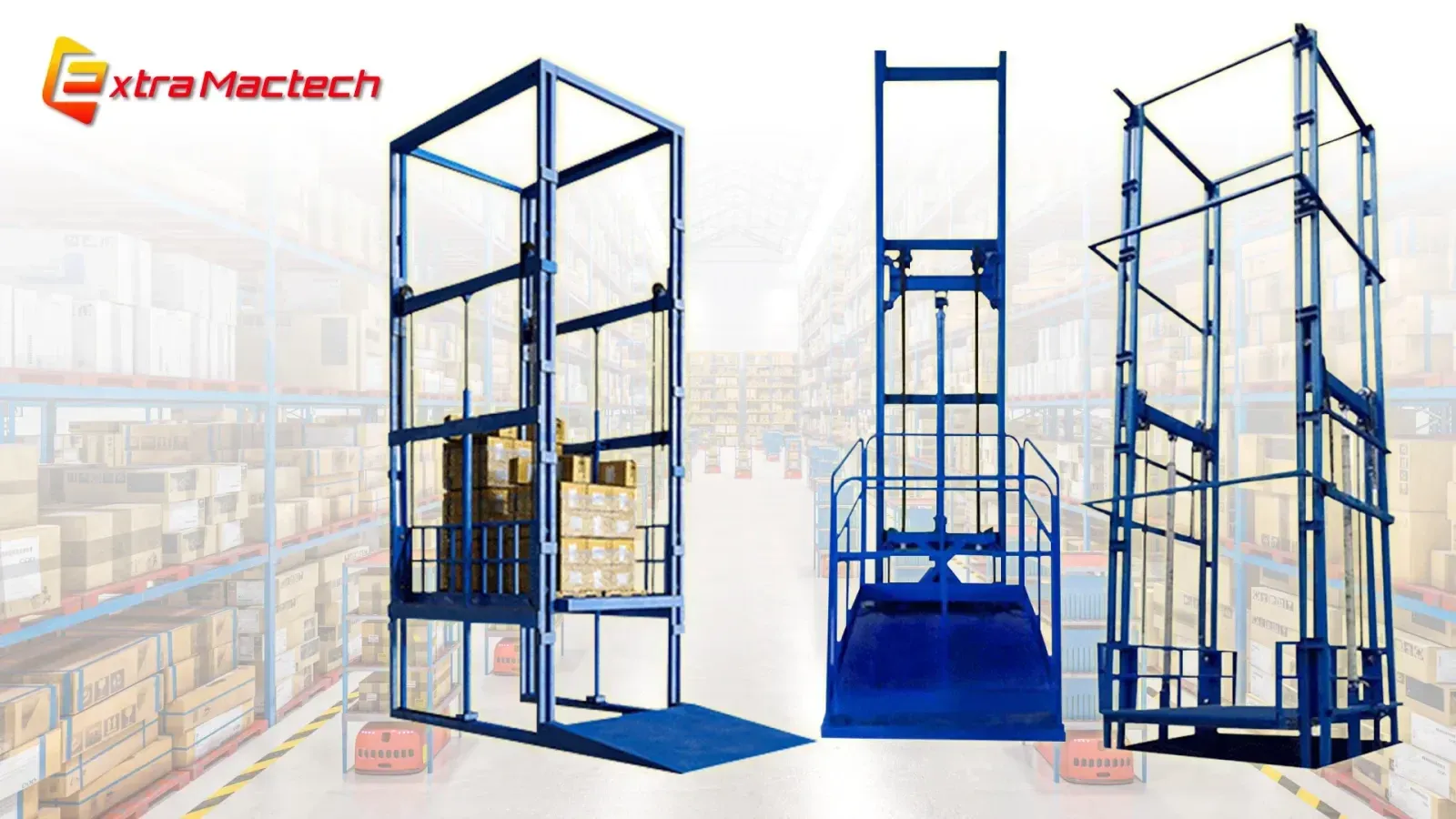 ลิฟท์ขนของ Mactech 3 แบบ โครงเหล็กสีน้ำเงิน พร้อมตะแกรงกันตกและกล่องสินค้าบนแพลตฟอร์ม ในคลังสินค้า