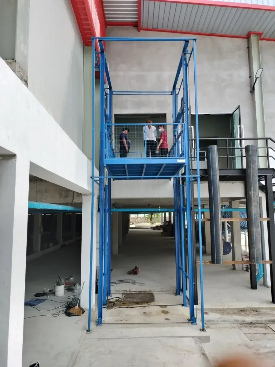 ลิฟท์ขนของ 4 เสา 1 ตัน ติดตั้งในโรงงานเชื่อมชั้นลอย