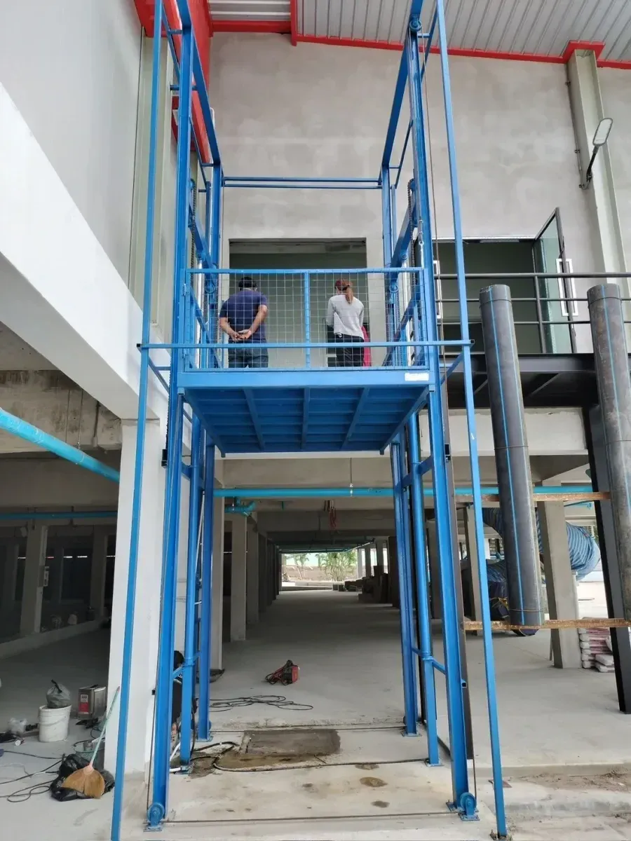 พนักงานใช้งานแพลตฟอร์มลิฟท์ขนของ 4 เสา 1 ตัน