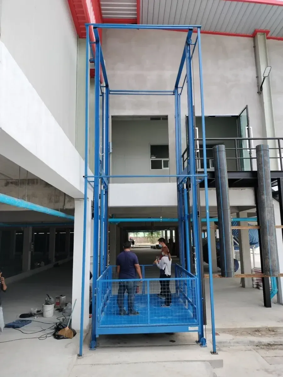 ลิฟท์ขนของ 4 เสา 2 ตัน ติดตั้งเชื่อมชั้น 1 กับชั้นลอยในโรงงาน
