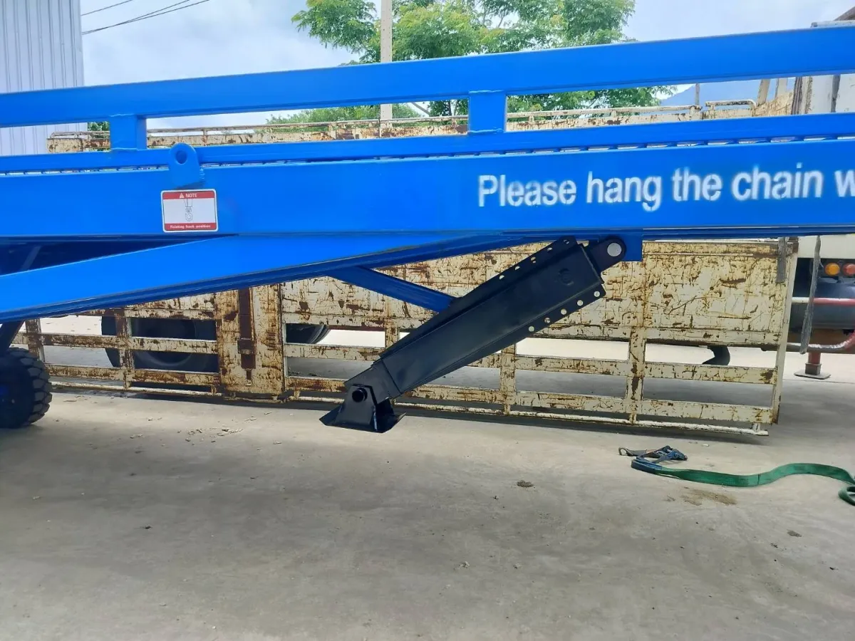 ปลายสะพานโหลดสินค้าพาดท้ายรถ ข้างสะพานพิมพ์ Please hang the chain when loading