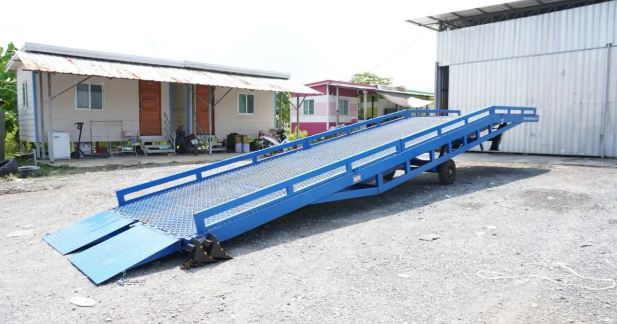สะพานโหลดสินค้า Mactech 10 ตันสีน้ำเงิน ตั้งบนลานพร้อมแป้นเหยียบ