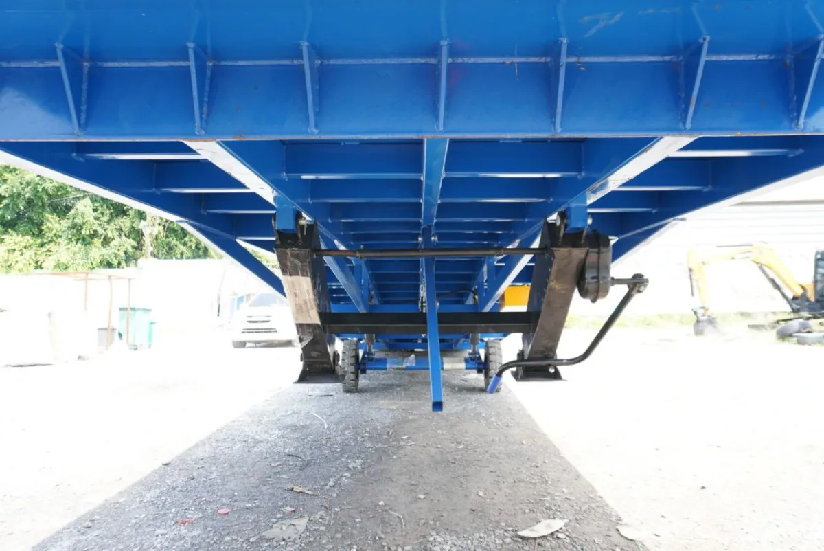ใต้ปลายสะพานโหลดสินค้า ขาค้ำ 2 ข้างตั้งบนพื้นหลังท้ายรถ