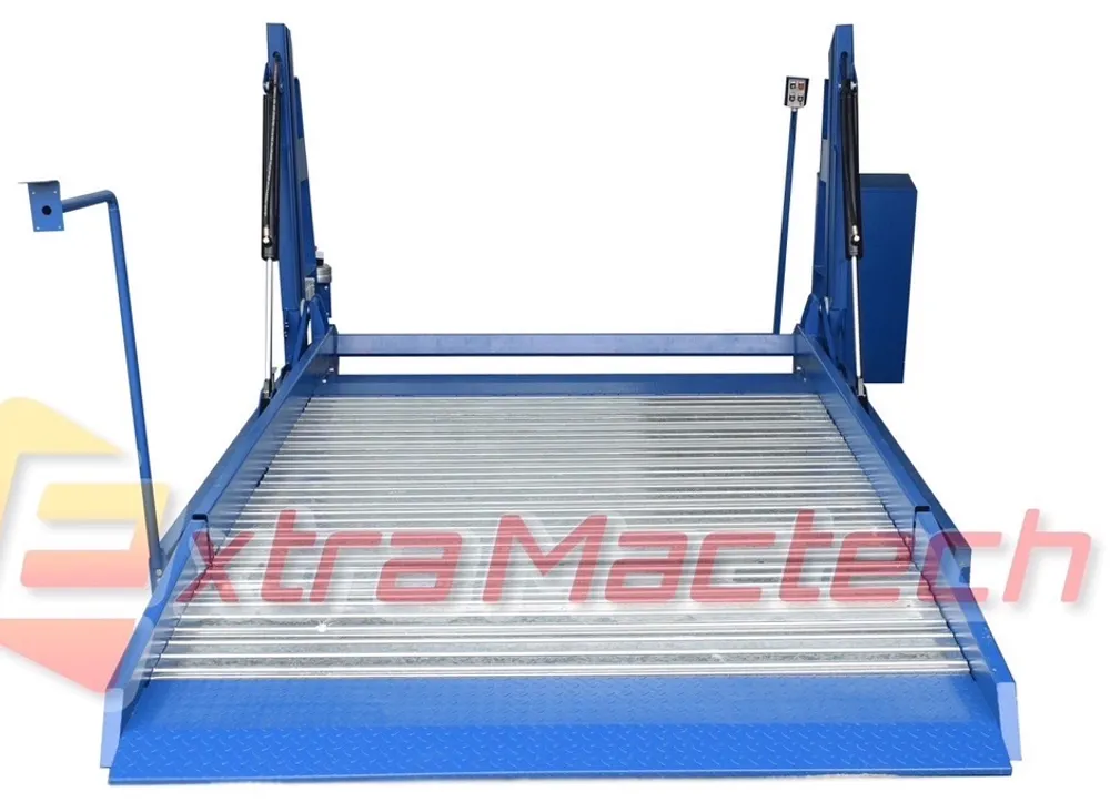 แพลตฟอร์มลิฟท์จอดรถเพดานเตี้ย Mactech มองจากด้านหน้า พื้นแผ่นเหล็กลอน ทางลาดลายกันลื่น เสาไฮดรอลิก 2 ข้าง กล่องควบคุมและตู้ไฟ
