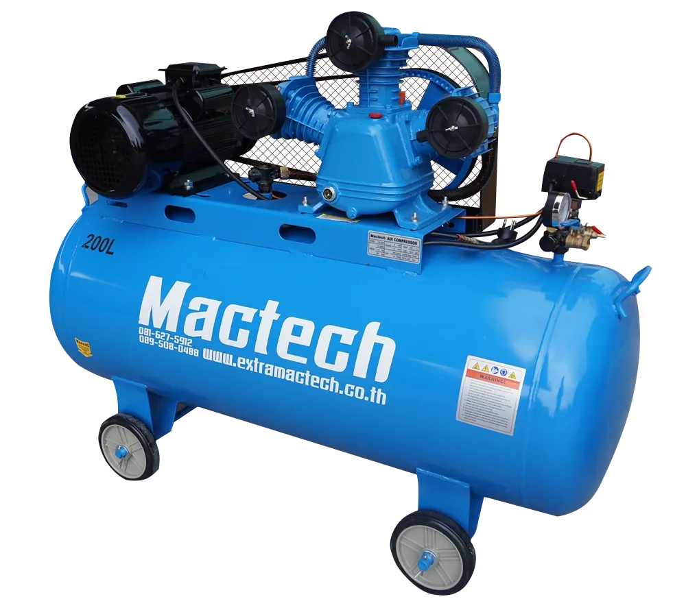 ปั๊มลมลูกสูบ Mactech ถัง 200 ลิตร มุมเฉียงด้านหน้า เห็นมอเตอร์และหัวปั๊ม 3 สูบ