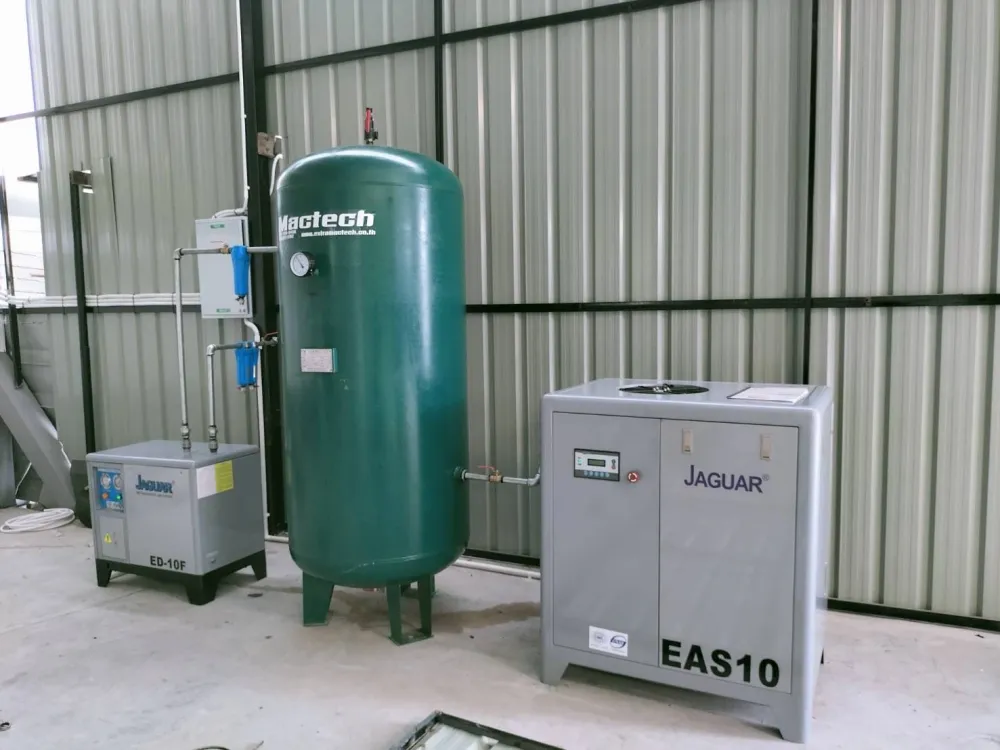ปั๊มลมสกรูรุ่น EAS10 ถังพักลมสีเขียว และแอร์ดรายเออร์ ในโรงงานผนังเมทัลชีท