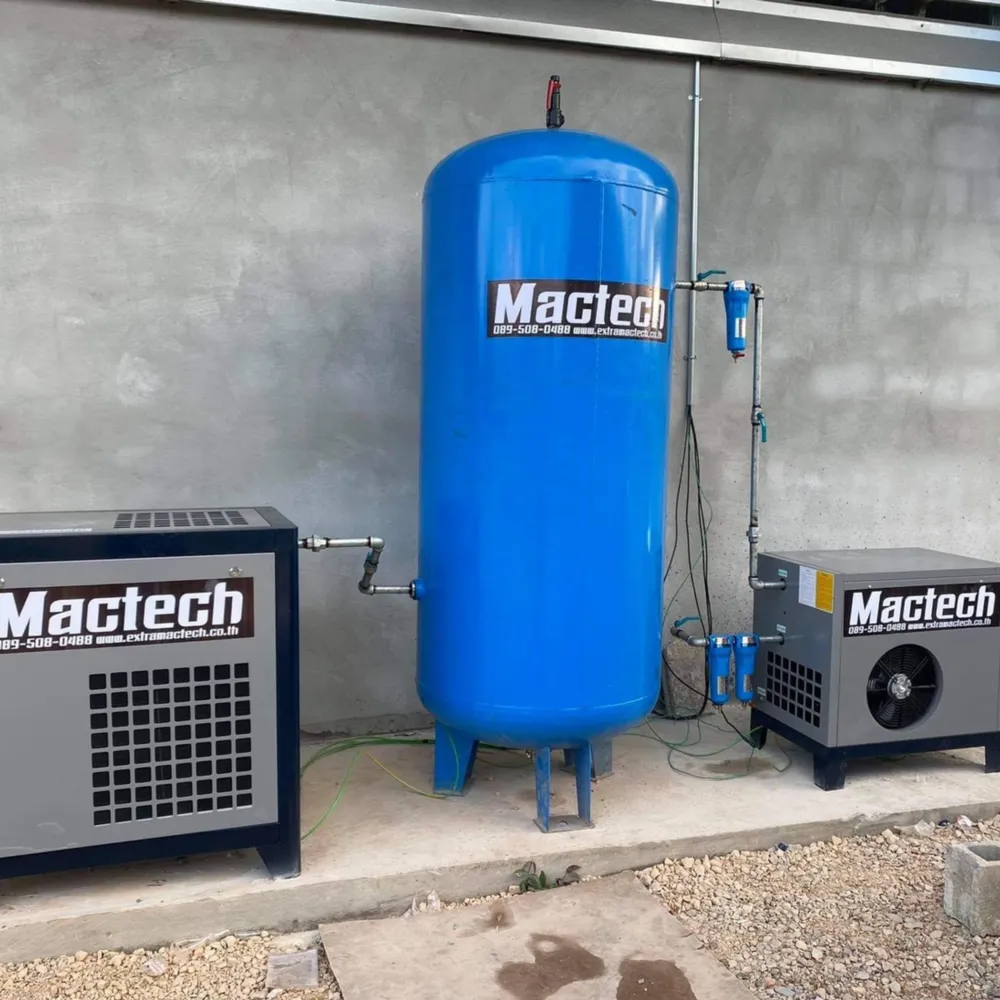 ถังพักลม Mactech สีน้ำเงินระหว่างแอร์ดรายเออร์และปั๊มลม ติดตั้งข้างผนังอาคาร