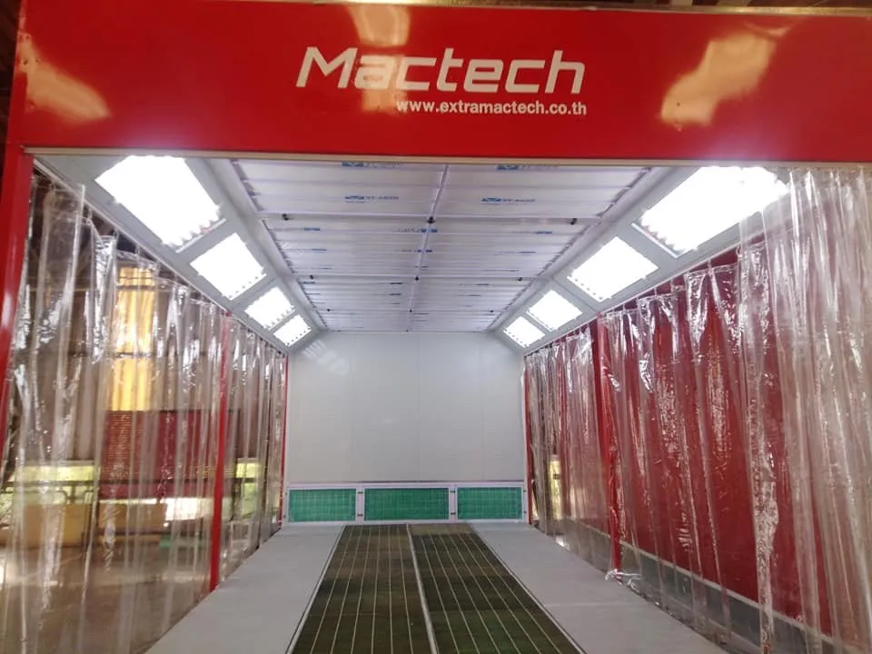 ภายในห้องพ่นสีผ้าม่าน Mactech รุ่นมีฐาน โครงสีแดง ม่านใส และตะแกรงพื้น