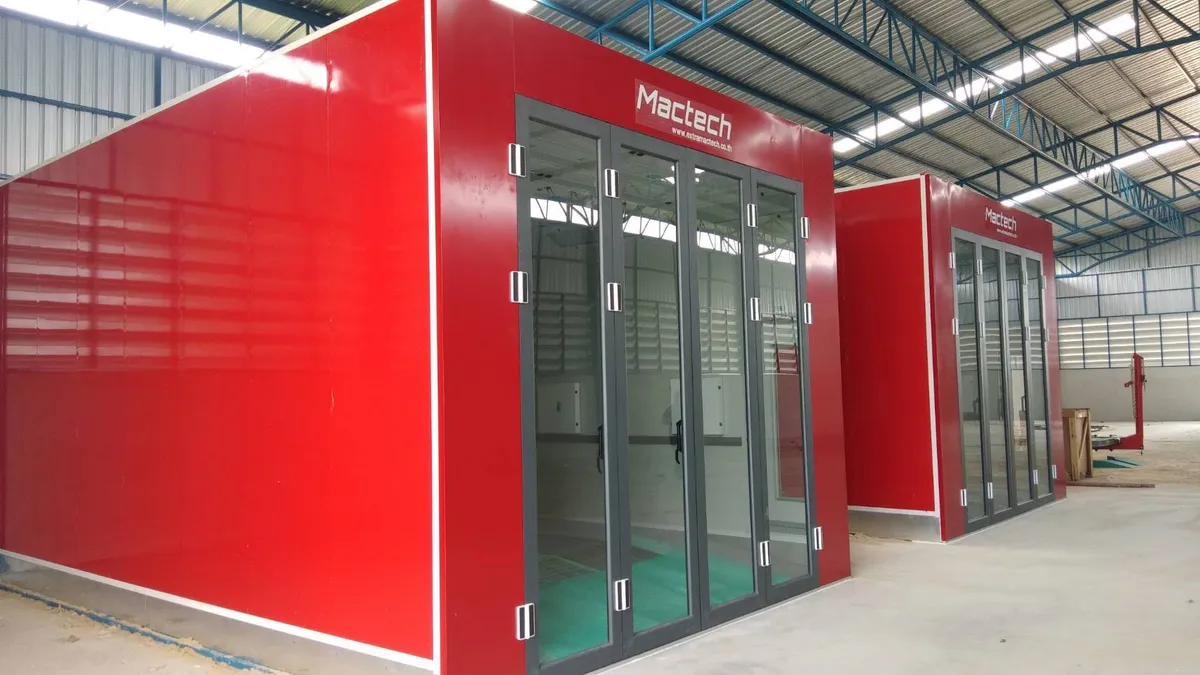 ห้องพ่นสีอินฟราเรด 4.5 เมตร Mactech สีแดง 2 ห้องวางเรียงกันในโรงงาน