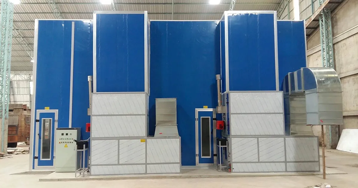 ห้องพ่นสี Mactech ขนาดใหญ่สีน้ำเงินพร้อมชุดระบายอากาศ 2 ชุด ในโรงงาน