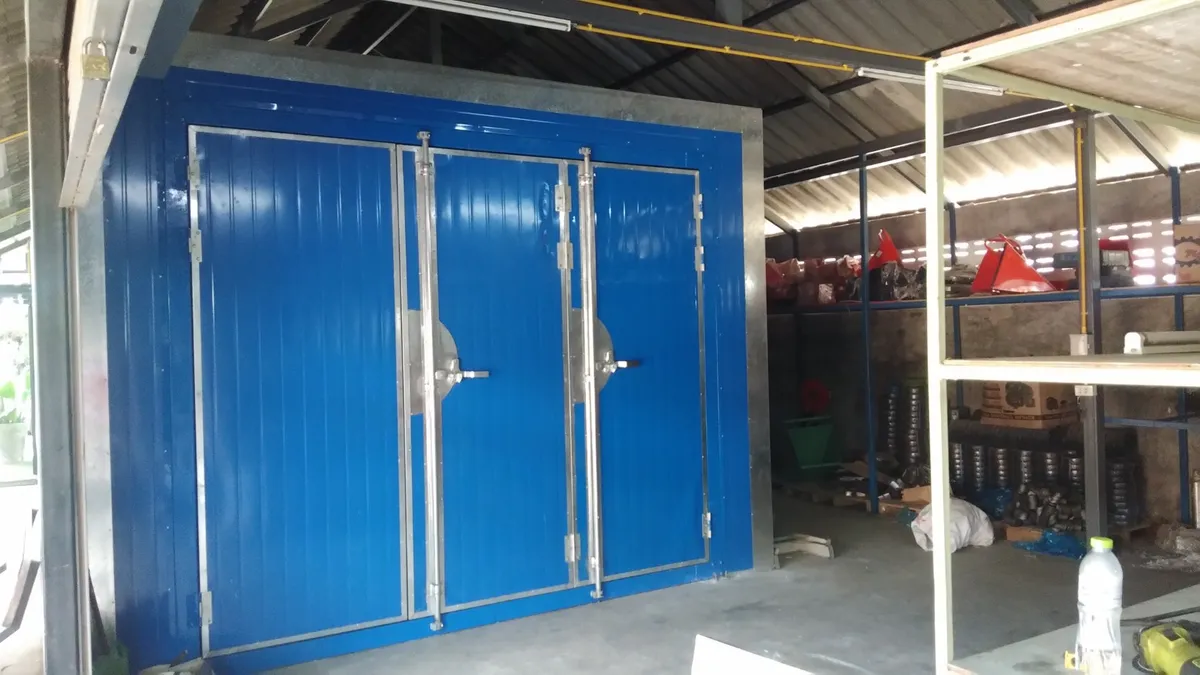 ห้องอบสีฝุ่น Mactech สีน้ำเงิน ประตูหน้าบานคู่ ตั้งในโรงงาน