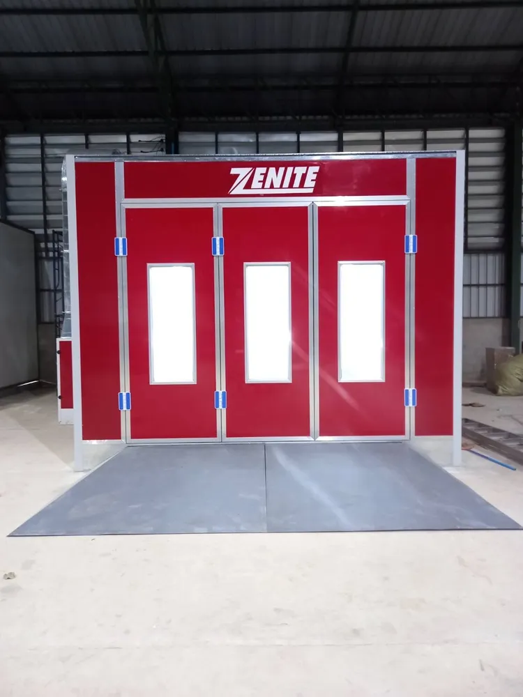 ห้องพ่นสี ZENITH สีแดง ประตูหน้า 3 บาน และทางลาดหน้าห้อง