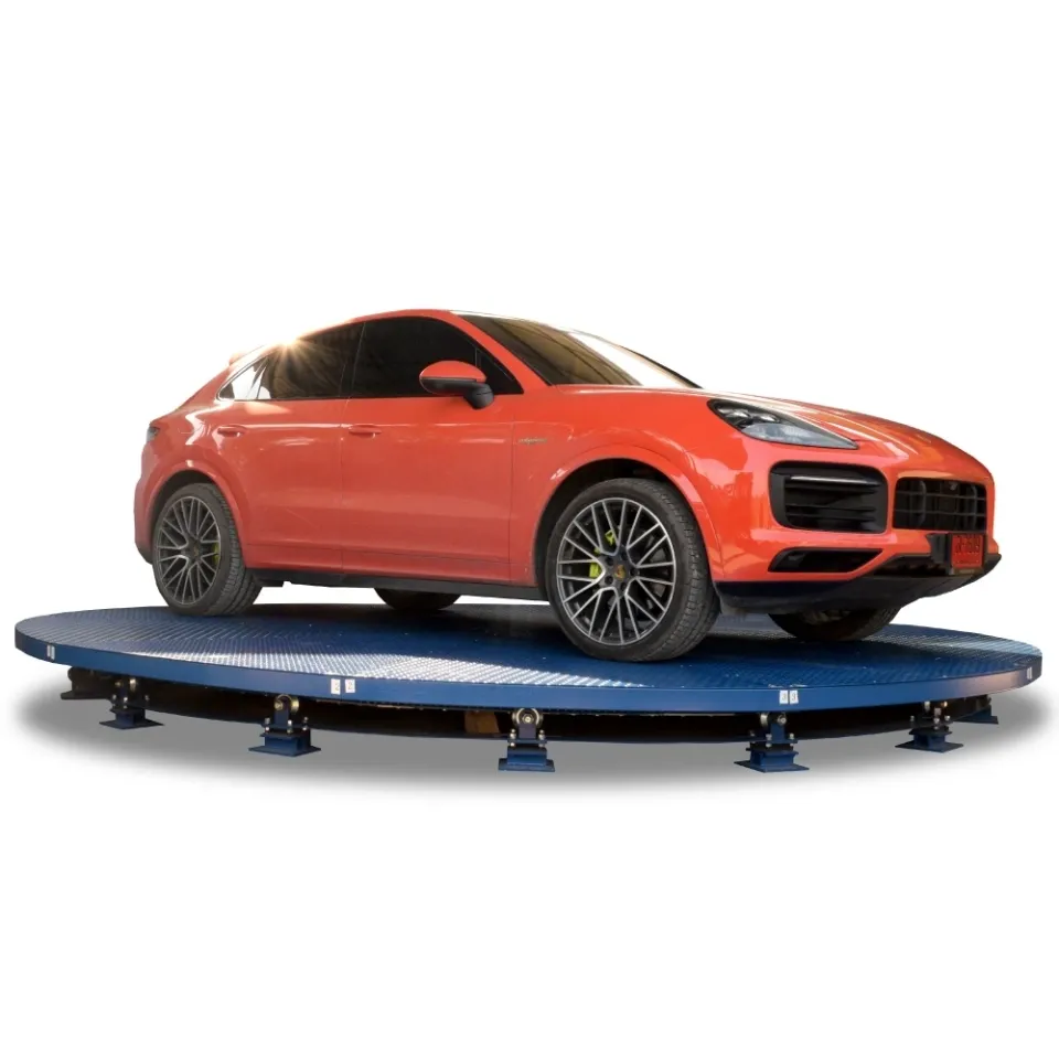 รถ SUV สีส้มจอดบนแท่นหมุนรถยนต์ Mactech 5 เมตร สีน้ำเงิน บนพื้นขาว
