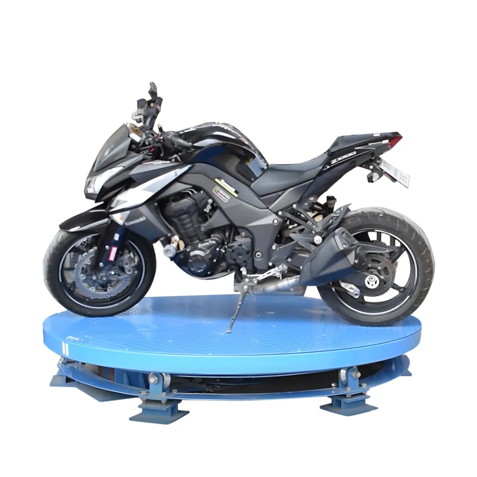 บิ๊กไบค์สีดำจอดบนแท่นหมุนมอเตอร์ไซค์ Mactech 2 เมตร สีฟ้า บนพื้นขาว